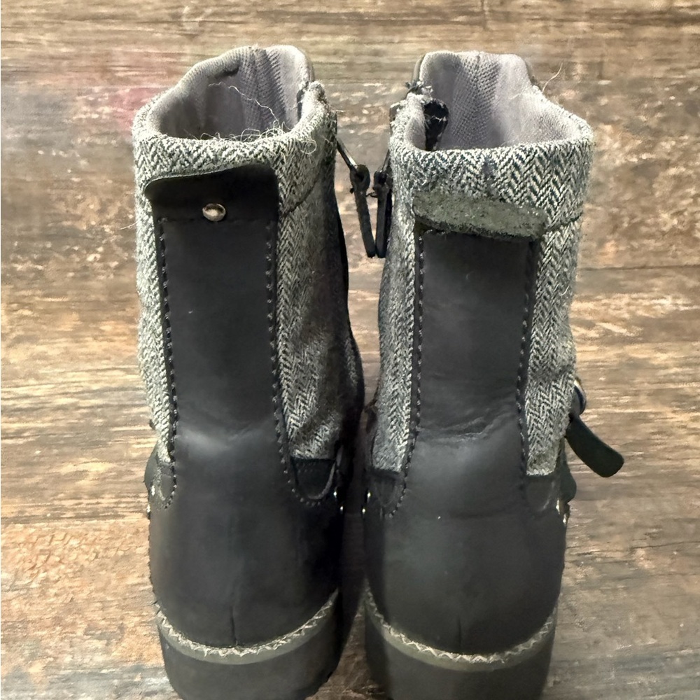 Eddie Bauer Black and Gray Heeled Boots with Cozy Knit Upper - Picture 4 of 6